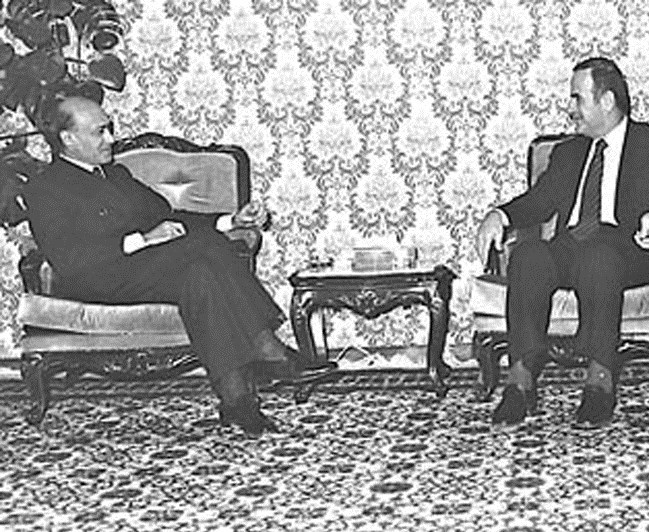 ... وصورة أخرى تجمعه بالأسد