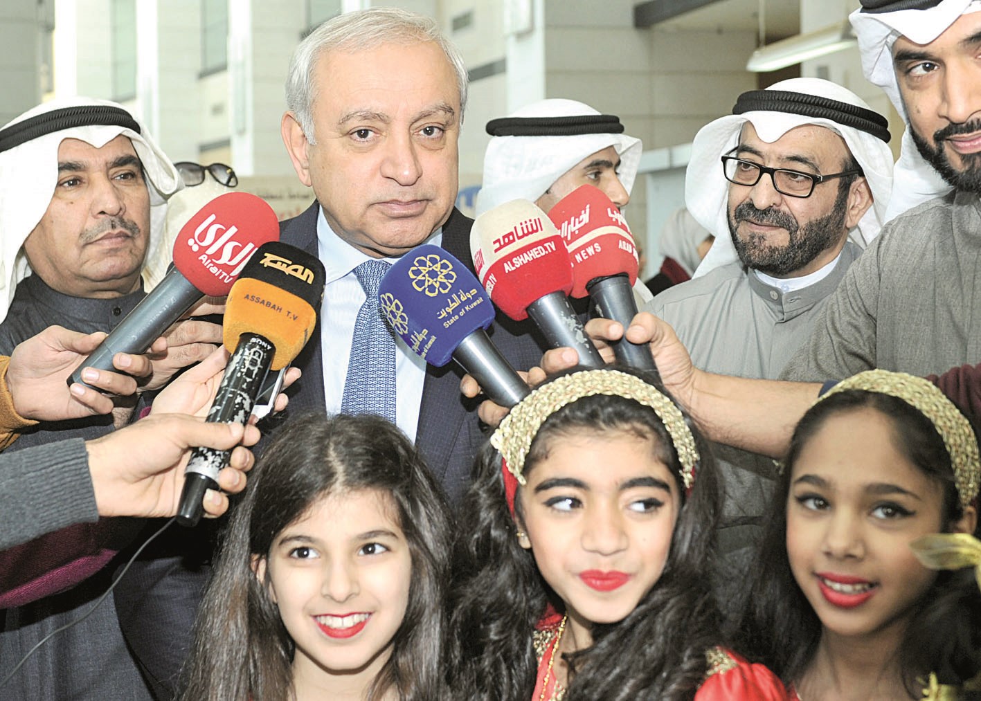 وزير التربية متحدثاً للصحافيين     (تصوير سعد هنداوي )