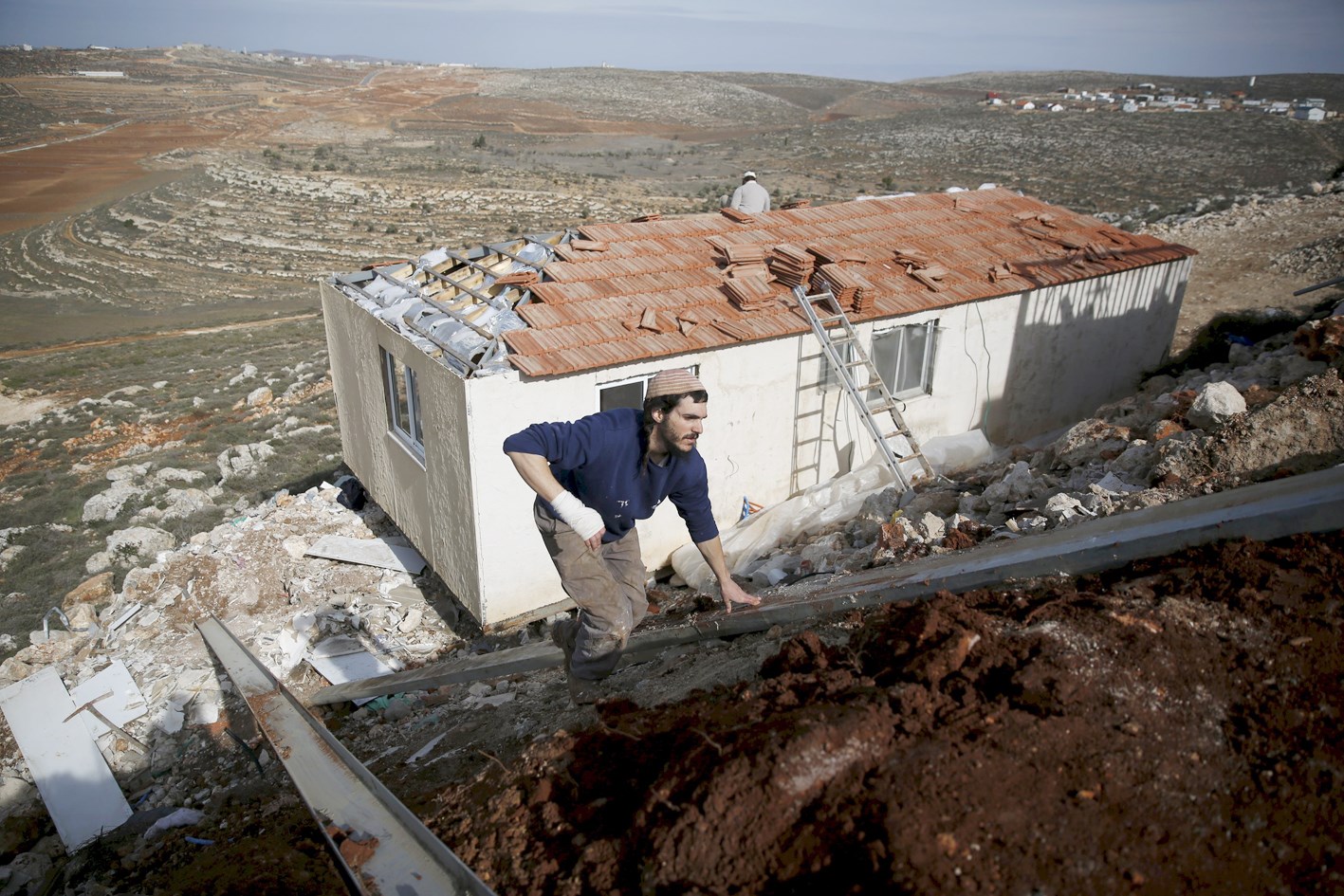 u0645u0633u062au0648u0637u0646u0648u0646 u064au0639u0645u0644u0648u0646 u0639u0644u0649 u0628u0646u0627u0621 u0645u0646u0632u0644 u0641u064a u0645u0648u0642u0639 u0627u0633u062au064au0637u0627u0646u064a u062cu0646u0648u0628 u0646u0627u0628u0644u0633 (u0631u0648u064au062au0631u0632)