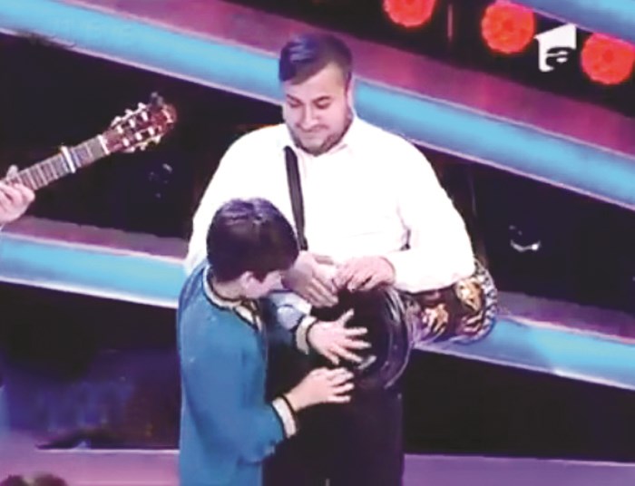 يعزف على الطبلة في الحفل النهائي لـ «ذا فويس»