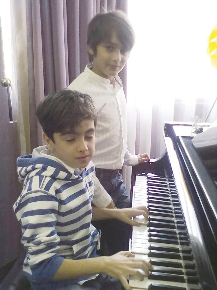 يعزف على البيانو منذ السابعة من عمره