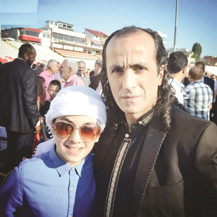 المغني الأسطورة مع والده