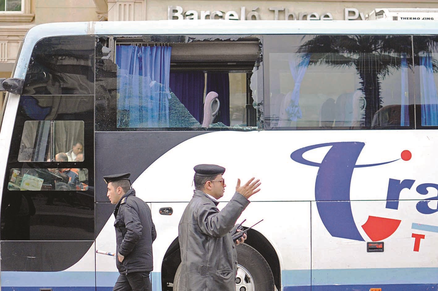 u0634u0631u0637u064au0627u0646 u0645u0635u0631u064au0627u0646 u0623u0645u0627u0645 u0627u0644u0628u0627u0635 u0627u0644u0630u064a u062au062du0637u0645u062a u0646u0648u0627u0641u0630u0647 ( u0627 u0628)