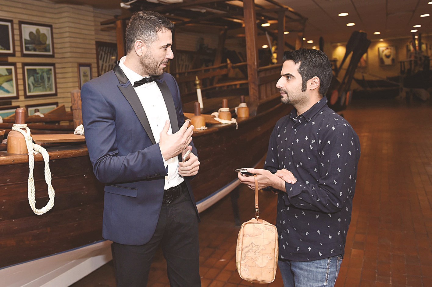 عز متحدثاً إلى الزميل حمود العنزي