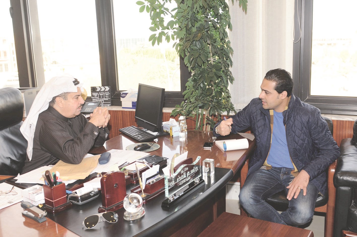 الزميل إبراهيم موسى محاوراً الدكتور جاسم المضف