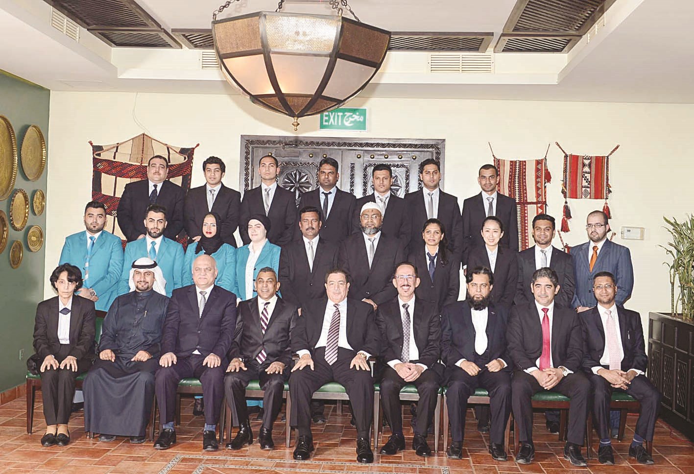 ناجيا وحايك يتوسّطان فريق العمل