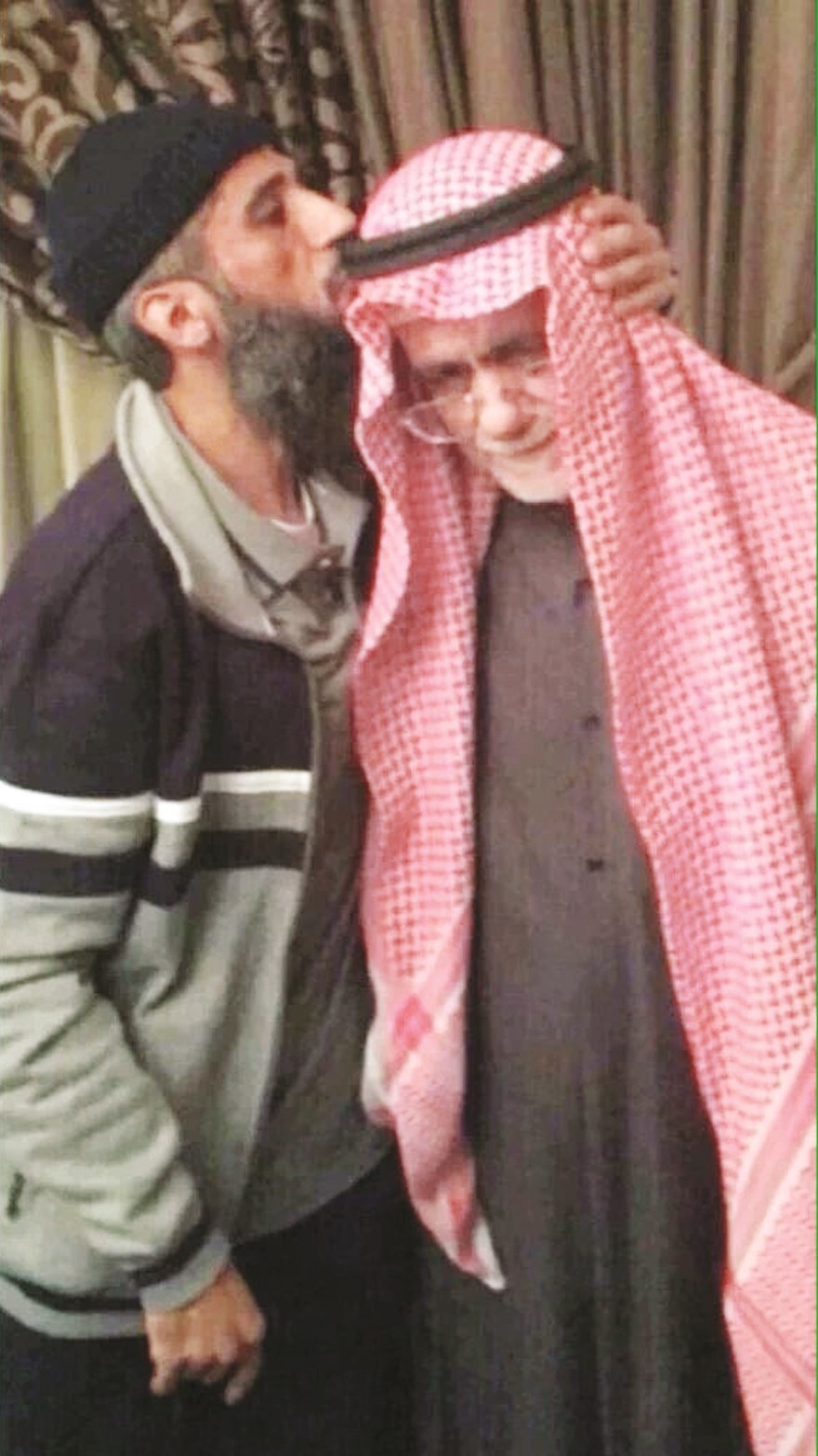 قبلة على رأس الوالد