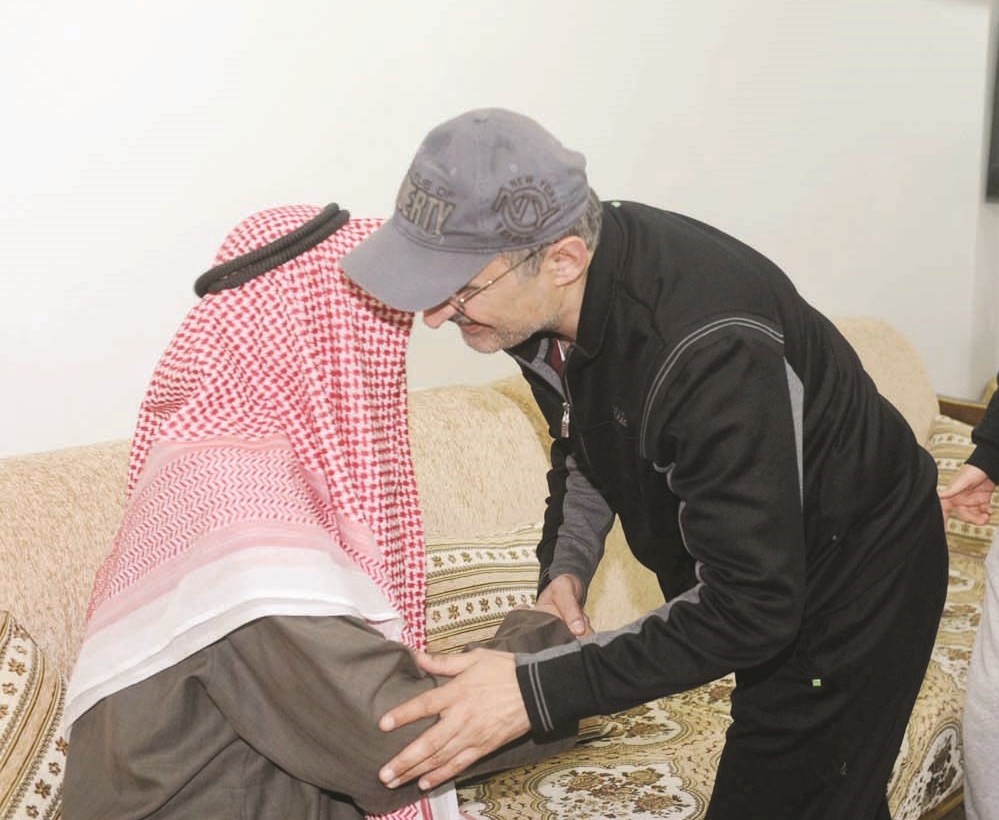 أبو فايز يتلقى التهاني بالإفراج عن نجله