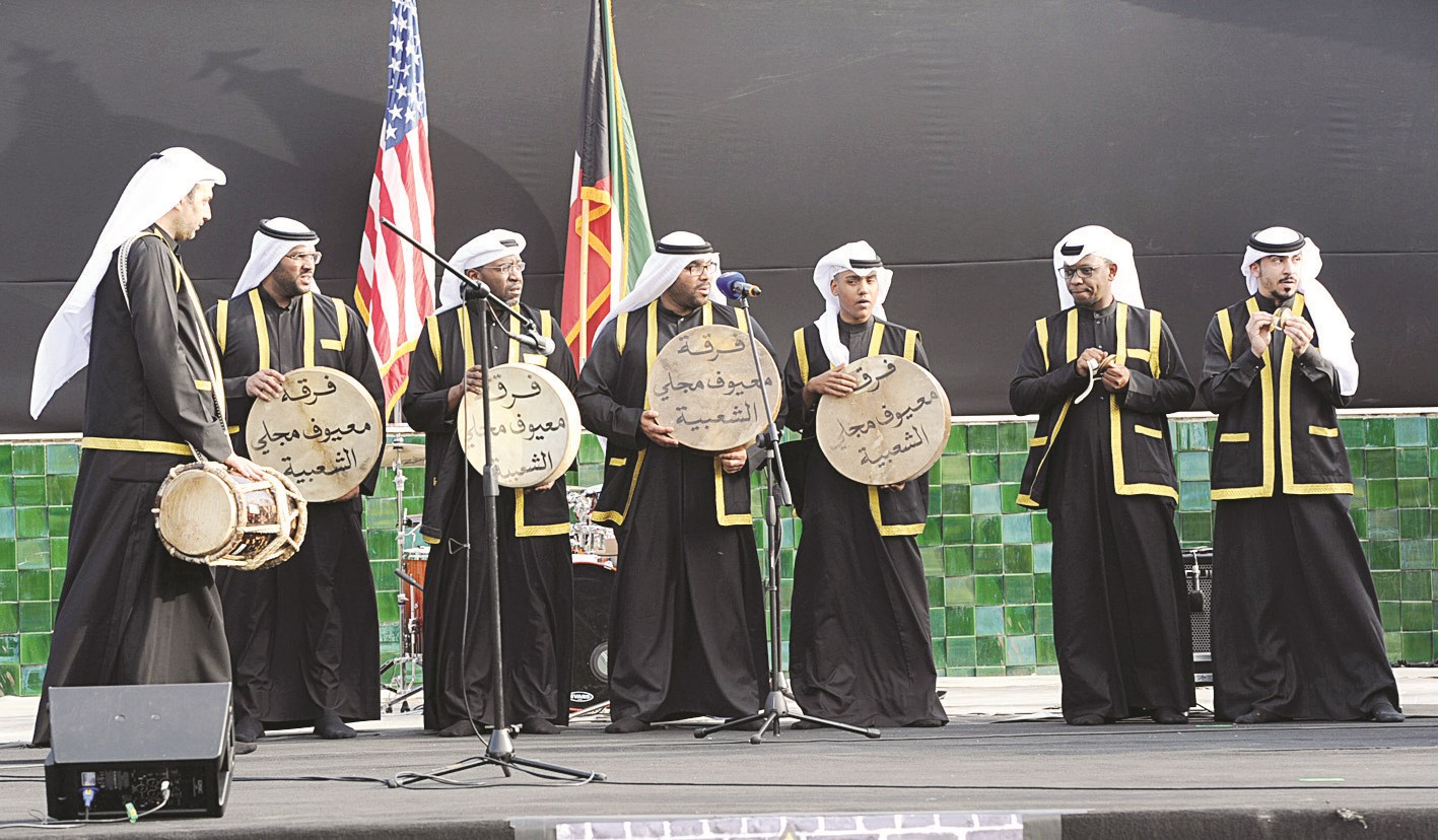 فرقة معيوف مجلي الشعبية تقدم إحدى فقراتها     (تصوير طارق عز الدين)