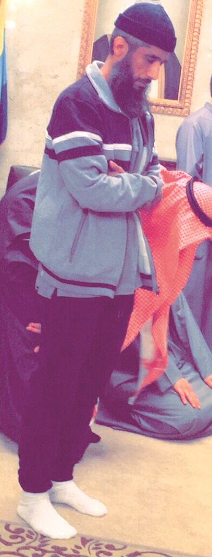 الكندري مؤديا الصلاة في المستشفى العسكري أمس