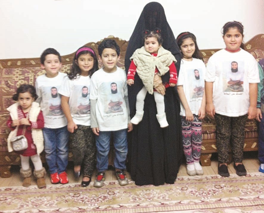 والدة فايز وأبناء اخوته يرتدون قمصاناً تحمل صورته ( خاص - «الراي»)