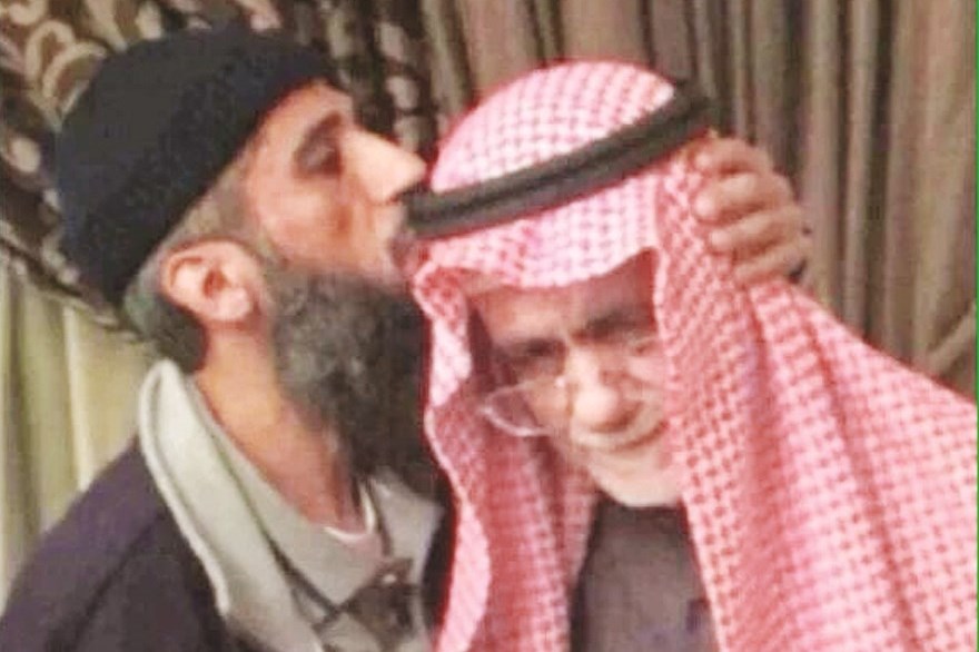 قبلة على رأس الوالد