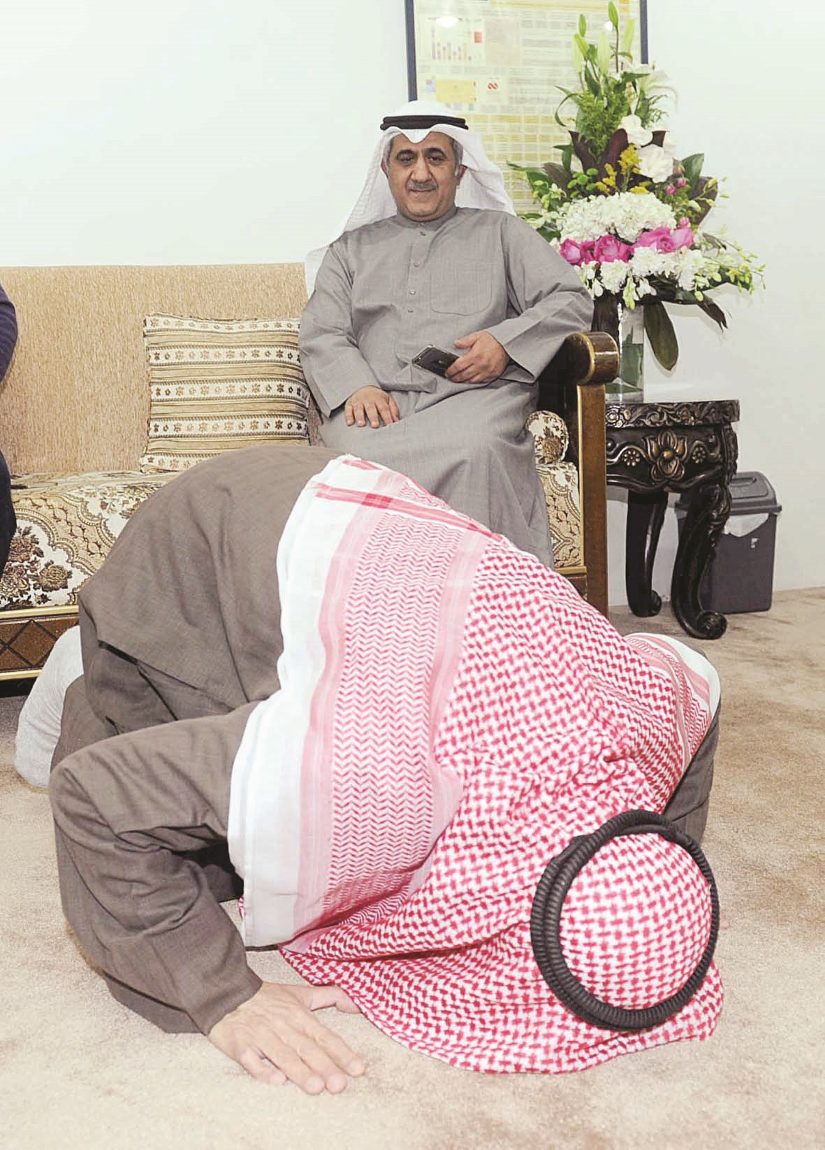 والد فايز الكندري يسجد شكراً لله وبدا عمه في الخلف (تصوير زكريا عطية)