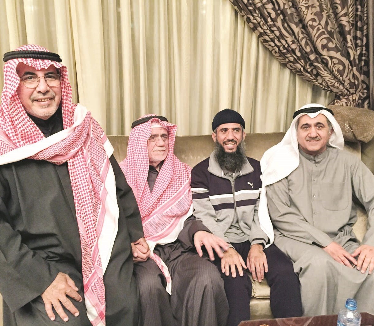 فايز متوسطاً عمه (يمين) ووالده ويبدو خالد العودة