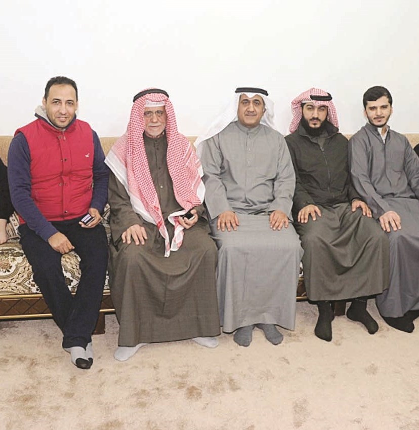 الزميل أحمد زكريا مع عائلة فايز الكندري