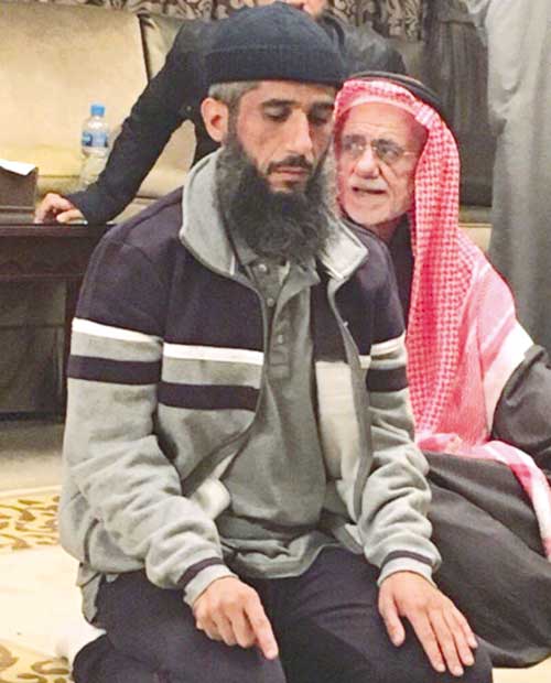 u0641u0627u064au0632 u0627u0644u0643u0646u062fu0631u064a u0645u0624u062fu064au0627u064b u0627u0644u0635u0644u0627u0629 u0641u064a u0627u0644u0645u0633u062au0634u0641u0649 u0627u0644u0639u0633u0643u0631u064a u0648u0625u0644u0649 u062cu0627u0646u0628u0647 u0648u0627u0644u062fu0647