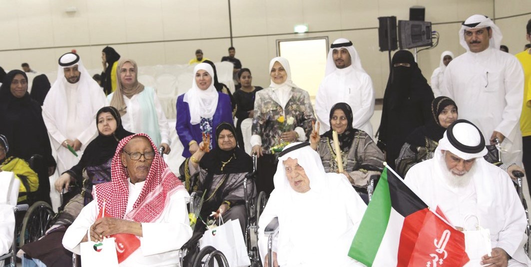 الصبيح ومسؤولو «الشؤون» مع المسنين والمسنات في يومهم العالمي (تصوير كرم ذياب)