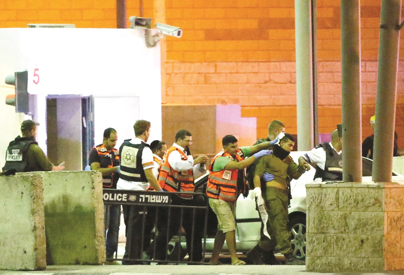 u0637u0627u0642u0645 u0637u0628u064a u0625u0633u0631u0627u0626u064au0644u064a u064au0633u0639u0641 u062cu0646u062fu064au0627u064b u0623u0635u064au0628 u0627u062bu0631 u0637u0639u0646u0647 u0641u064a u0642u0644u0646u062fu064au0627 (u0627 u0641 u0628)