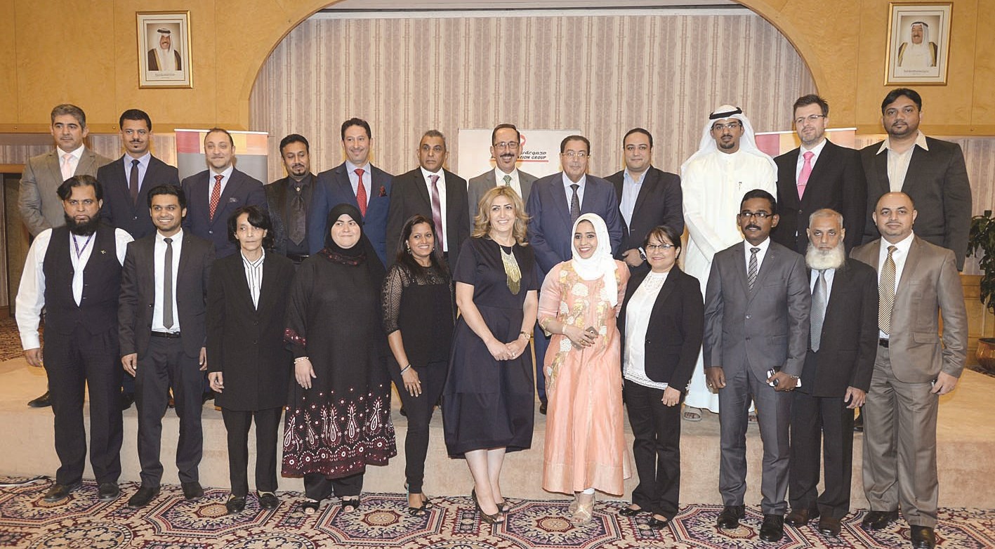 u062du0627u064au0643 u0648u0646u0627u062cu064au0627 u064au062au0648u0633u0651u0637u0627u0646 u0627u0644u0645u0634u0627u0631u0643u064au0646 u0641u064a u0627u0644u062du0641u0644 (u062au0635u0648u064au0631 u0623u0633u0639u062f u0639u0628u062fu0627u0644u0644u0647)