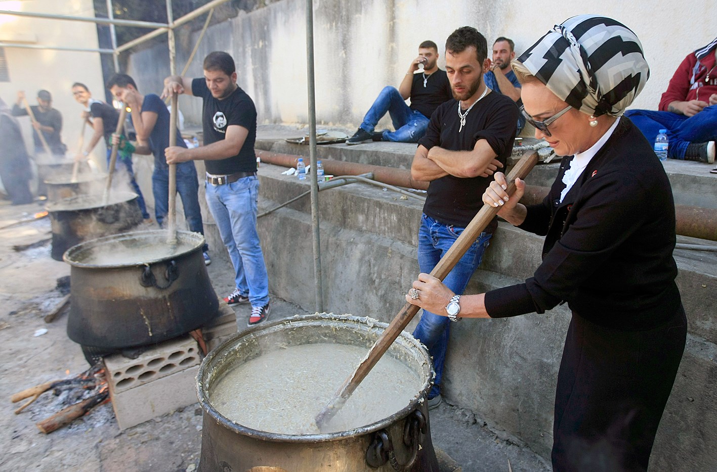 u0632u0648u062cu0629 u0631u0626u064au0633 u0627u0644u0628u0631u0644u0645u0627u0646 u0627u0644u0644u0628u0646u0627u0646u064a u0631u0646u062fu0629 u0628u0631u0651u064a u062au0634u0627u0631u0643 u0641u064a u062au062du0636u064au0631 u0627u0644u0637u0639u0627u0645 u0644u0645u0646u0627u0633u0628u0629 u0639u0627u0634u0648u0631u0627u0621 u0641u064a u0645u0646u0637u0642u0629 u0627u0644u0632u0647u0631u0627u0646u064a u0627u0644u062cu0646u0648u0628u064au0629 (u0627 u0628)