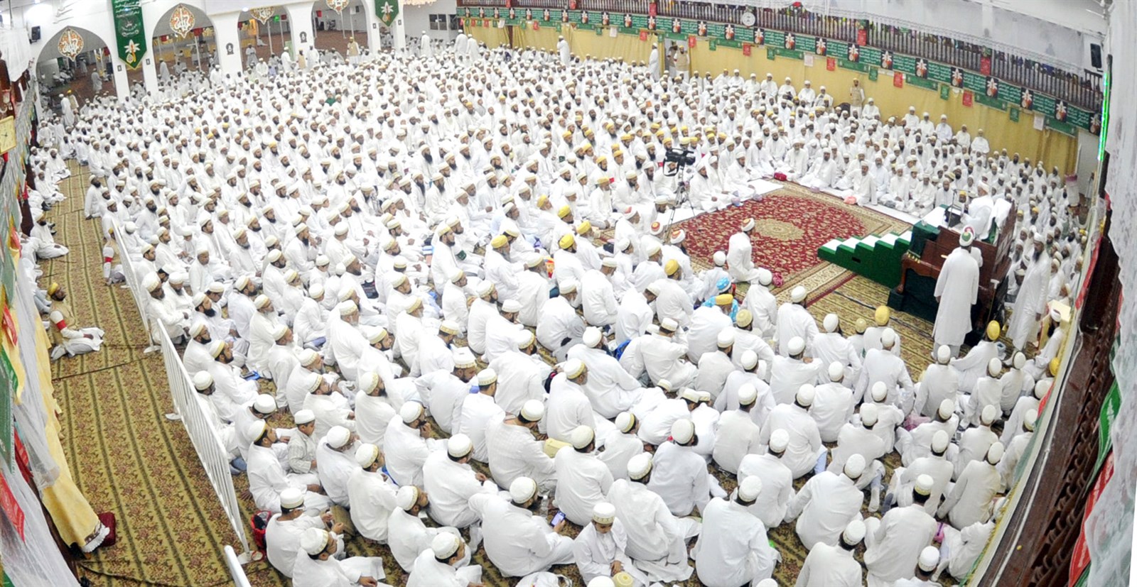 جموع البهرة في مجلس حسيني بمناسبة عاشوراء (تصوير سعود سالم)