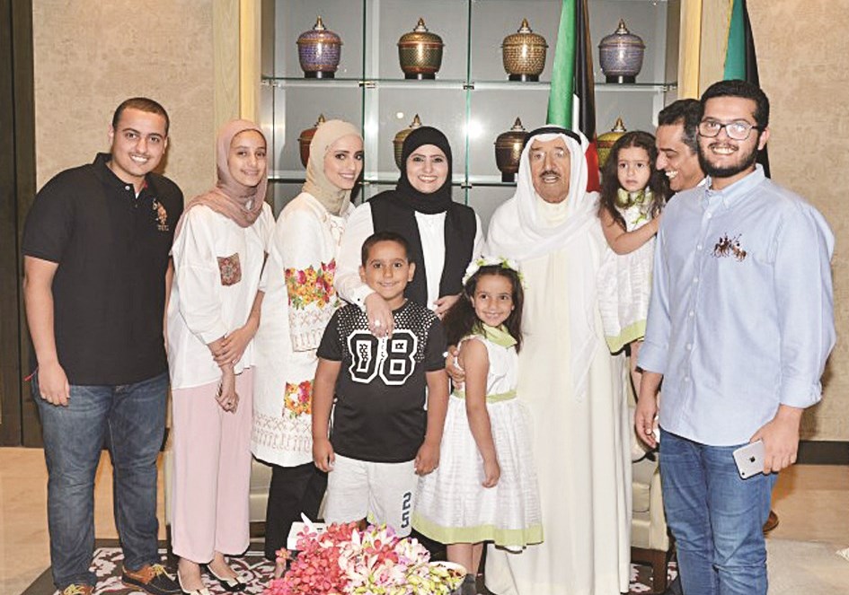 الامير مستقبلاً بعض اعضاء سفارة الكويت في تايلند