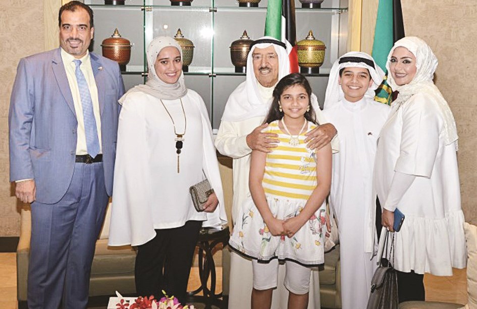 ...ومتوسطاً أحد الديبلوماسيين في السفارة وعائلته