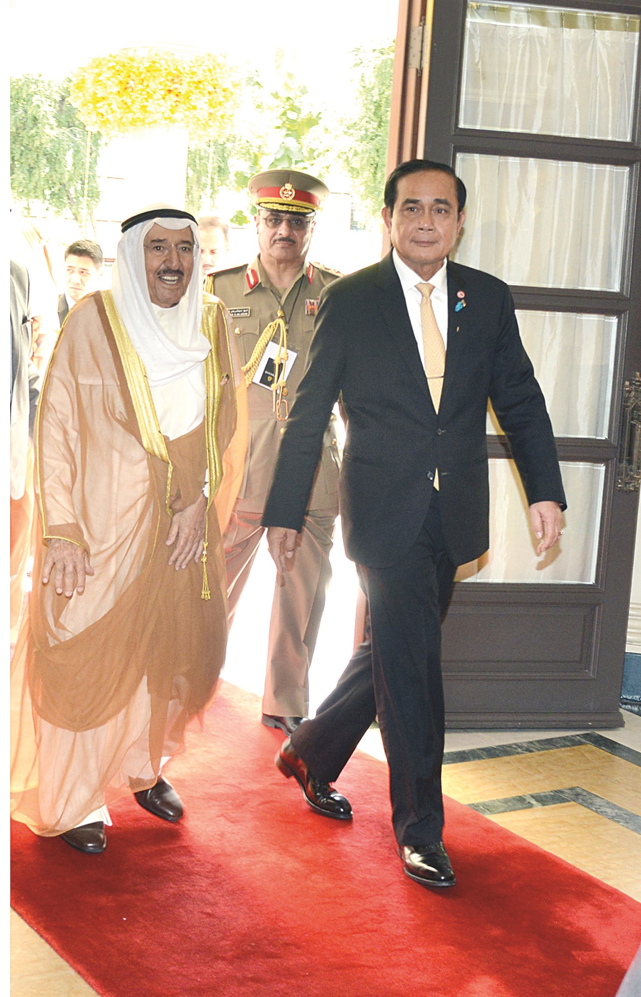 سمو الأمير لدى وصوله للمشاركة في مأدبة الغداء