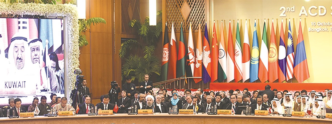 جانب من القادة المشاركين في الجلسة الافتتاحية للمؤتمر يتابعون كلمة سمو الأمير