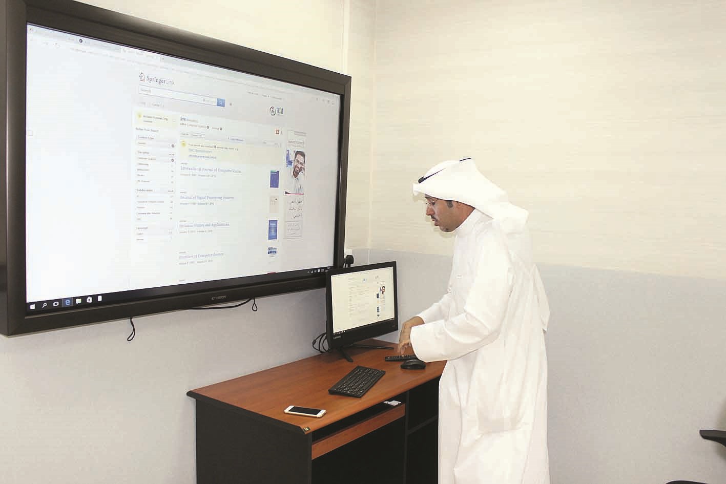 نايف المطيري يتعامل مع المكتبة الإلكترونية