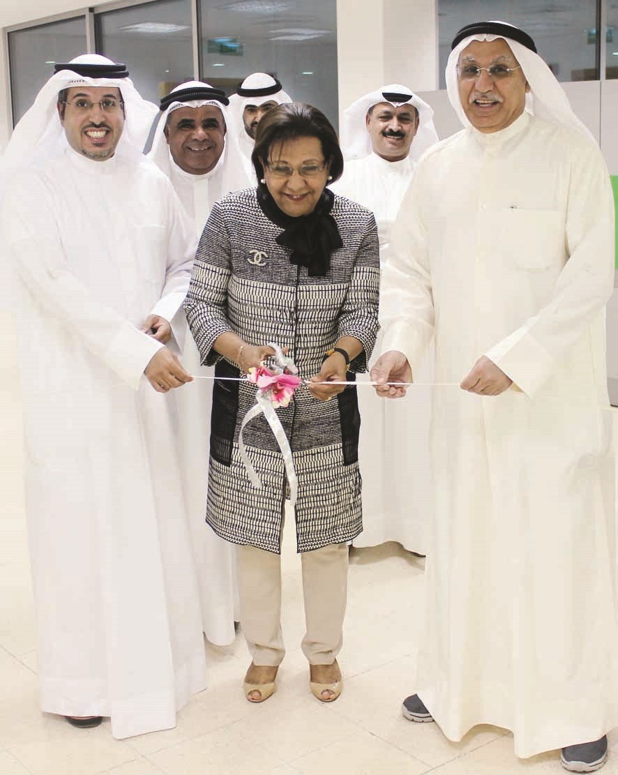 الحمود والمطيري والعرب يقصون شريط افتتاح المكتبة الإلكترونية