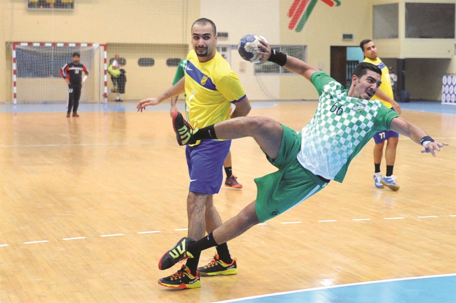 u0644u0627u0639u0628 u0627u0644u0639u0631u0628u064a u0648u0644u064au062f u0627u0644u0642u0644u0627u0641 u064au0635u0648u0628 u0627u0644u0643u0631u0629 u062au062du062a u0623u0646u0638u0627u0631 u0644u0627u0639u0628 u0627u0644u0633u0627u062du0644 u064au0648u0633u0641 u0628u0647u0628u0647u0627u0646u064a (u062au0635u0648u064au0631 u0646u0648u0631 u0647u0646u062fu0627u0648u064a)