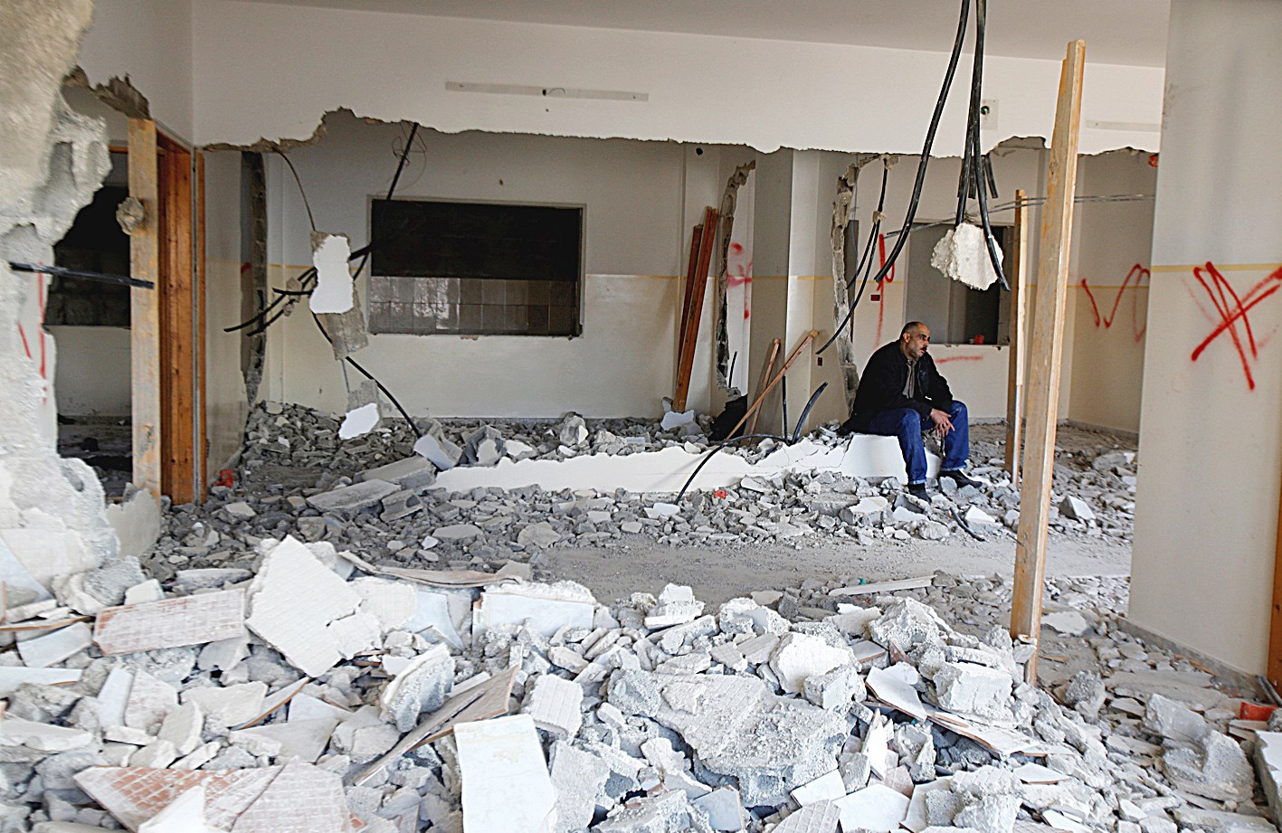 u0642u0631u064au0628 u0644u0644u0645u0639u062au0642u0644 u0623u0645u062cu062f u0639u0644u064au0648u064a u0627u0644u0630u064a u0647u062fu0645u062a u0627u0644u0642u0648u0627u062a u0627u0644u0627u0633u0631u0627u0626u064au0644u064au0629 u0645u0646u0632u0644u0647 u0641u064a u0646u0627u0628u0644u0633 (u0631u0648u064au062au0631u0632)