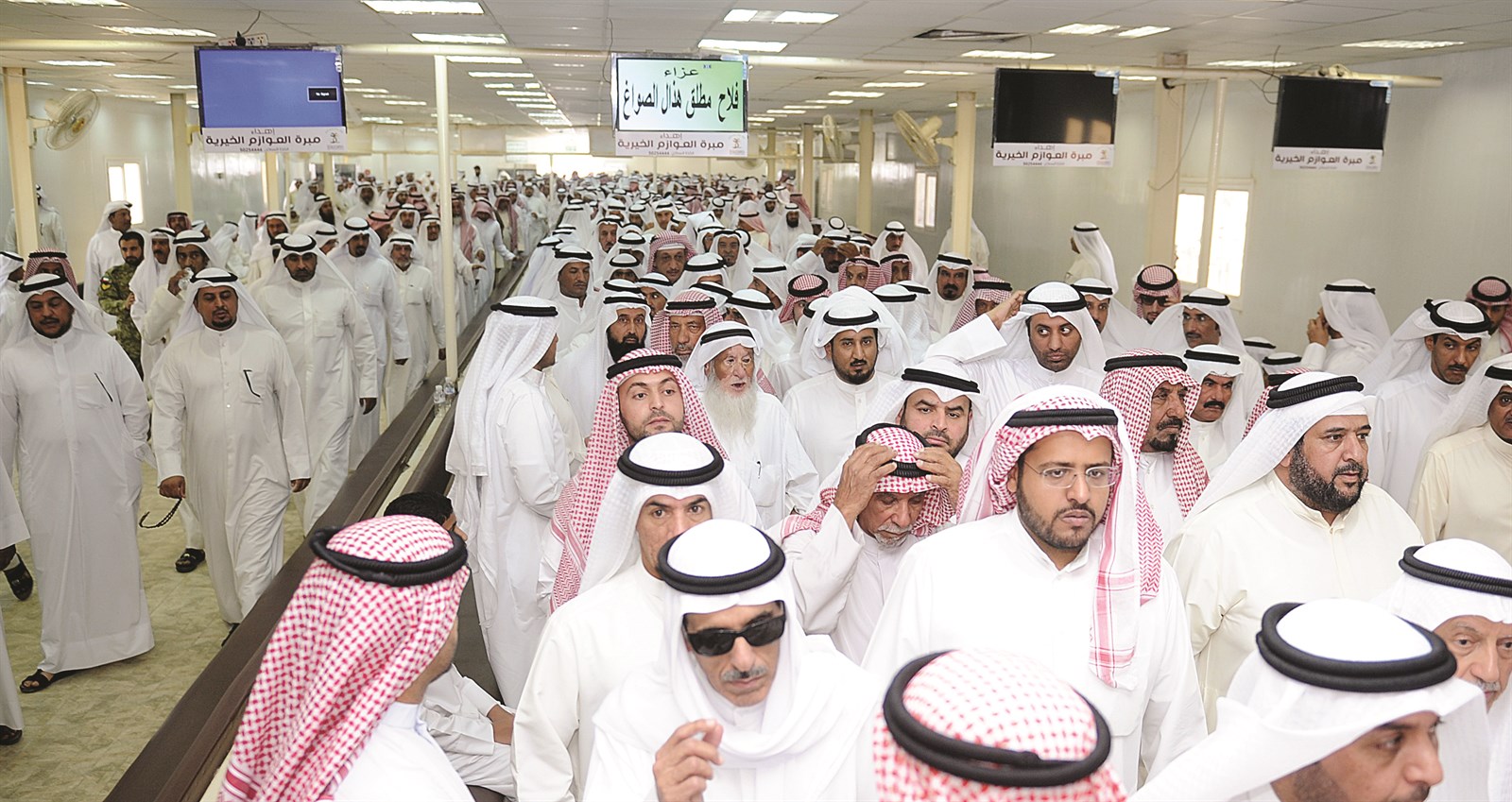 حضور حاشد لتقديم واجب العزاء (تصوير زكريا عطية وسعود سالم)