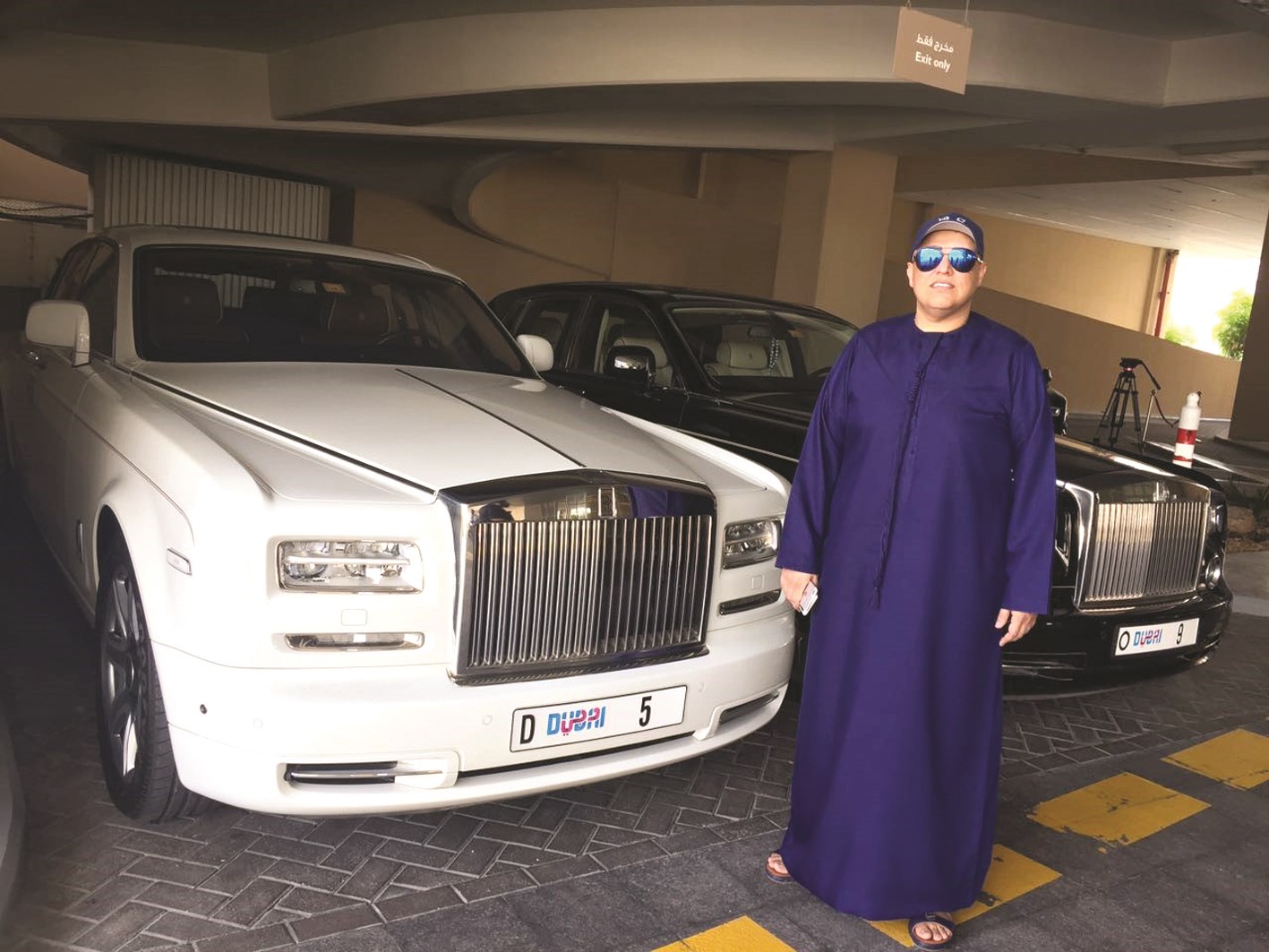 ... بين سيارتيه الحاملتين أرقام «D5» و«D9»