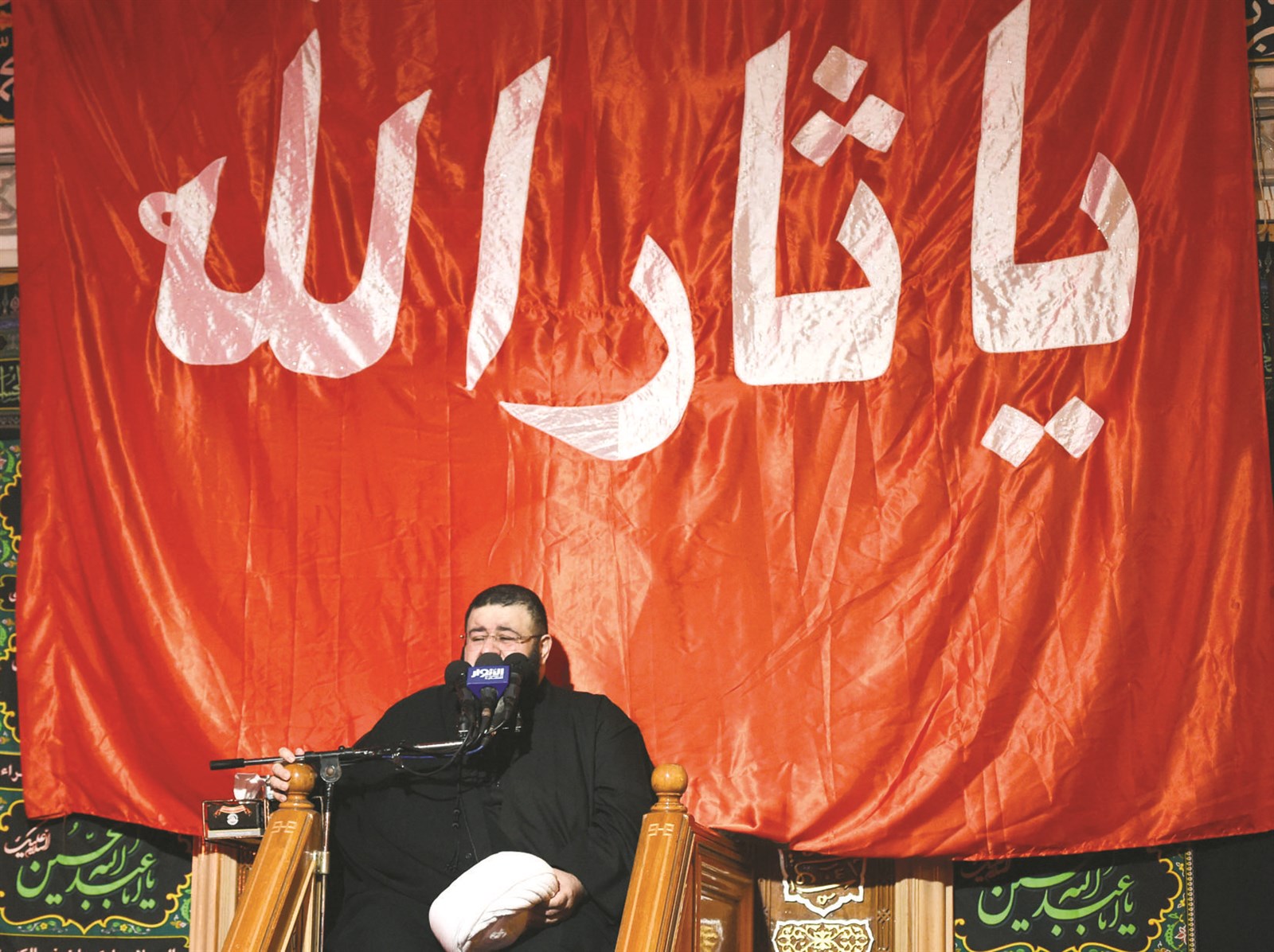 الشيخ محمد الجمعة خلال تلاوته «المصرع»