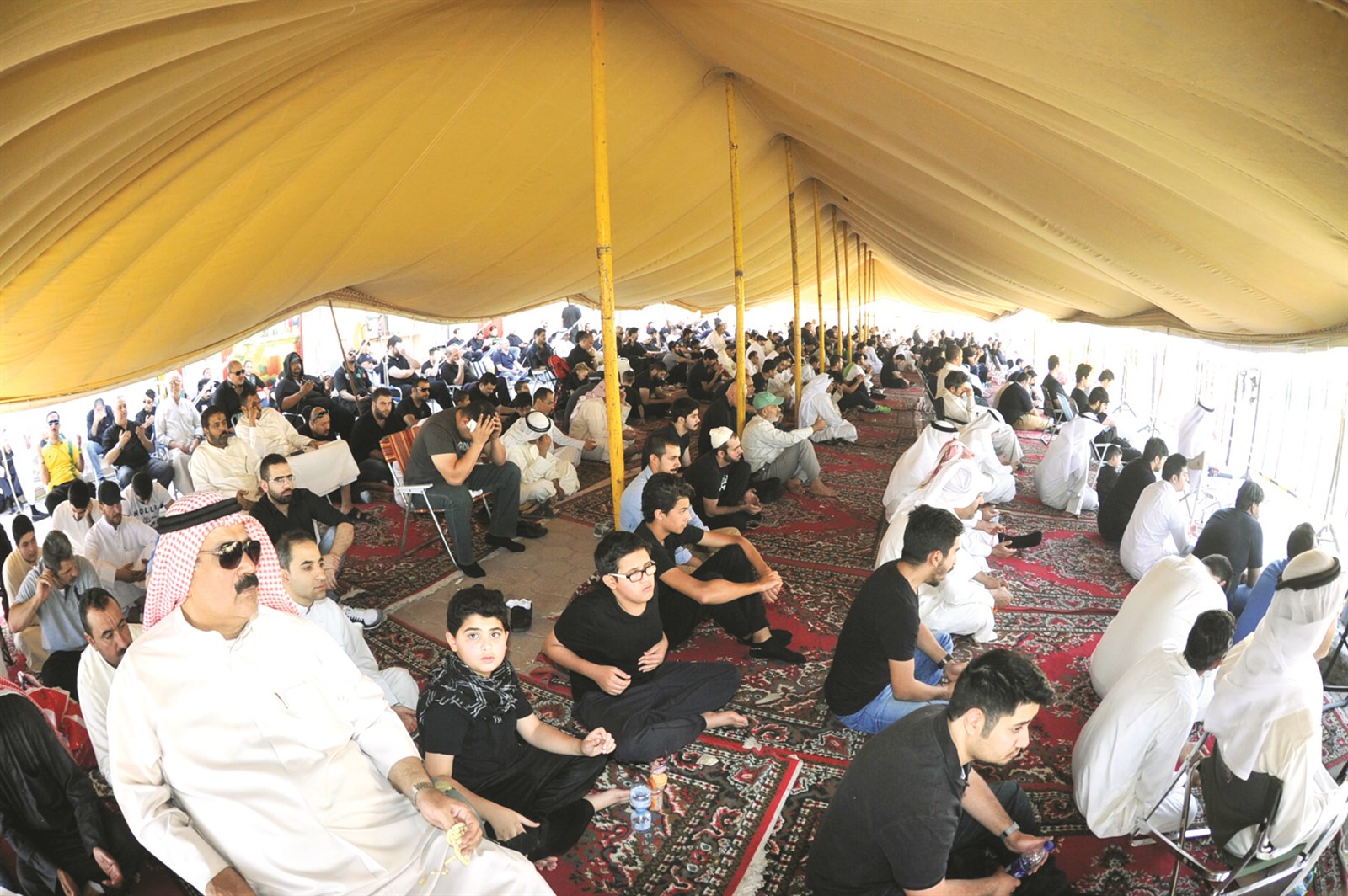 الحضور يتابعون المجلس العاشورائي