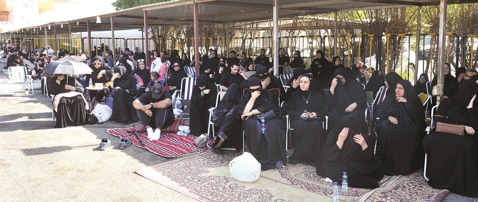 حضور خارج إحدى الحسينيات (تصوير نور هنداوي)