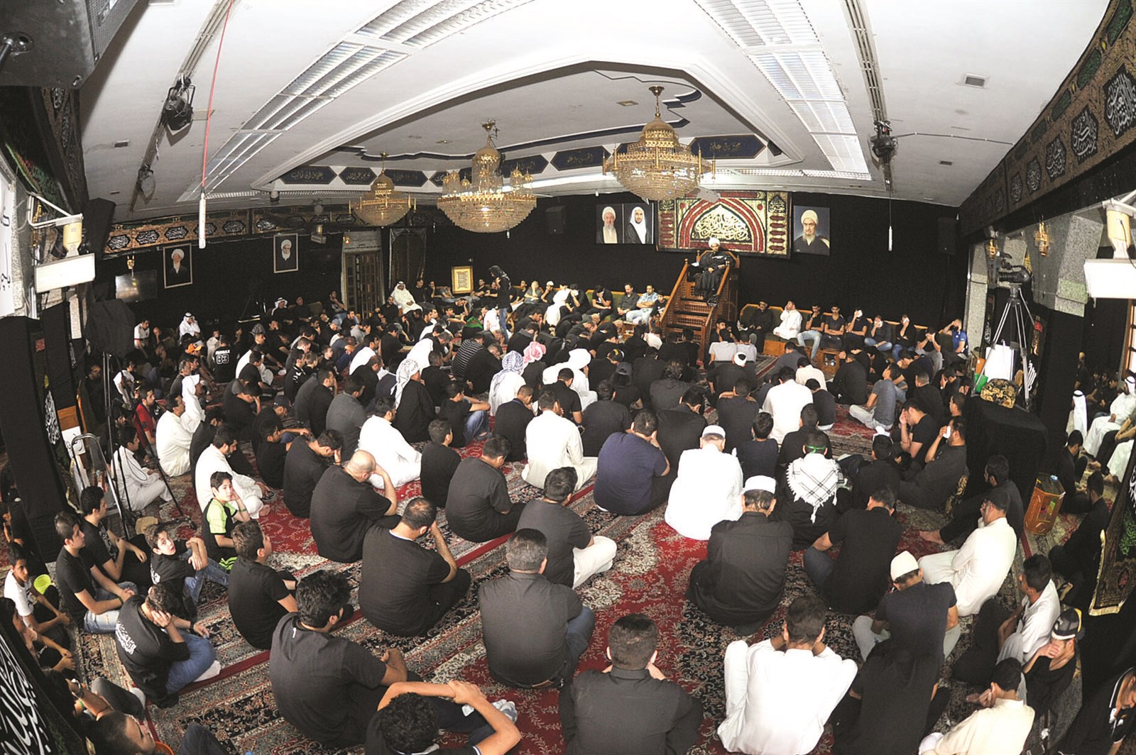 جانب من الحضور في حسينية بوحمد
