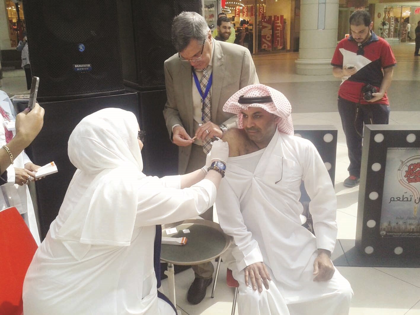 الفنان طارق العلي يتلقى جرعة تطعيم من الأمراض التنفسية