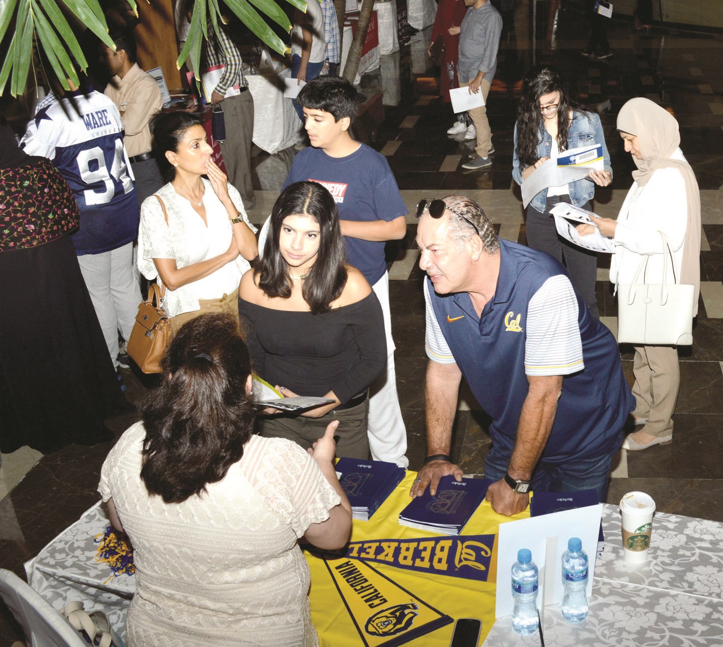 آباء وأبناء حضروا المعرض
