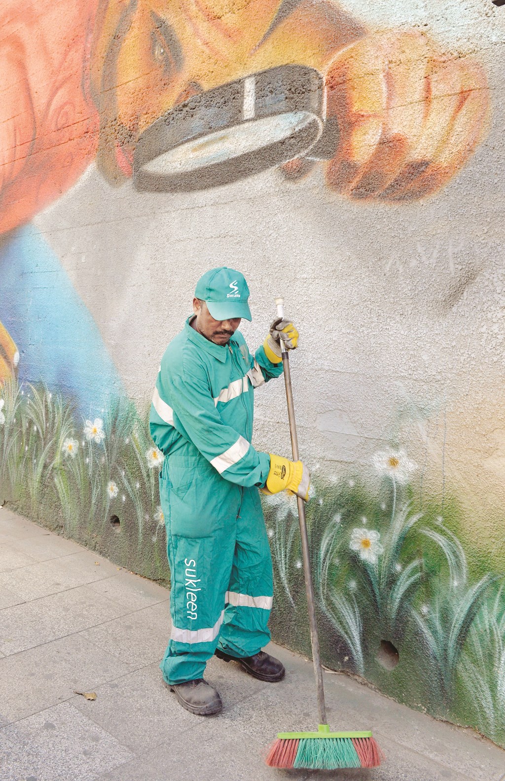 u0639u0627u0645u0644 u0646u0638u0627u0641u0629 u064au062au0645u0627u0647u0649 u0645u0639 u0631u0633u0645 u063au0631u0627u0641u064au062au064a u0644u064au0634u0643u0651u0644u0627 u0644u0648u062du0629 u0641u064a u0628u064au0631u0648u062a u0623u0645u0633   (u062f u0628 u0627)