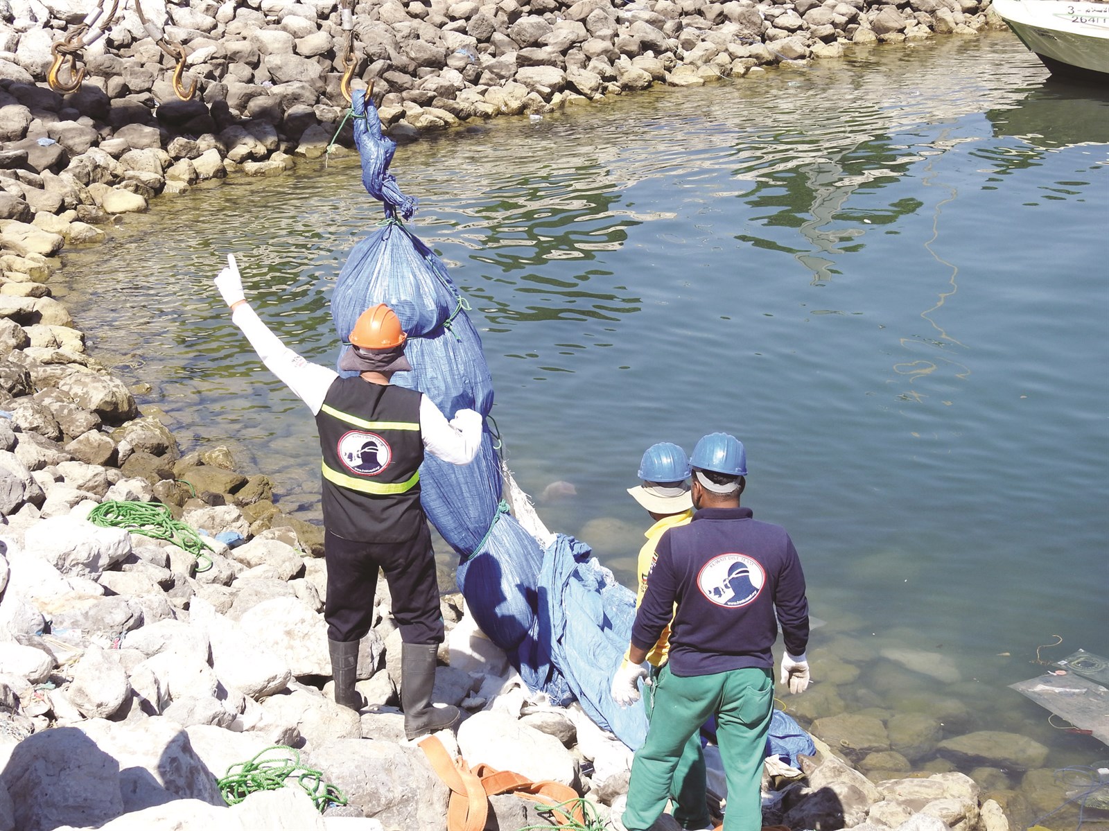 فريق «البيئة» يرفع نفايات من جون الكويت