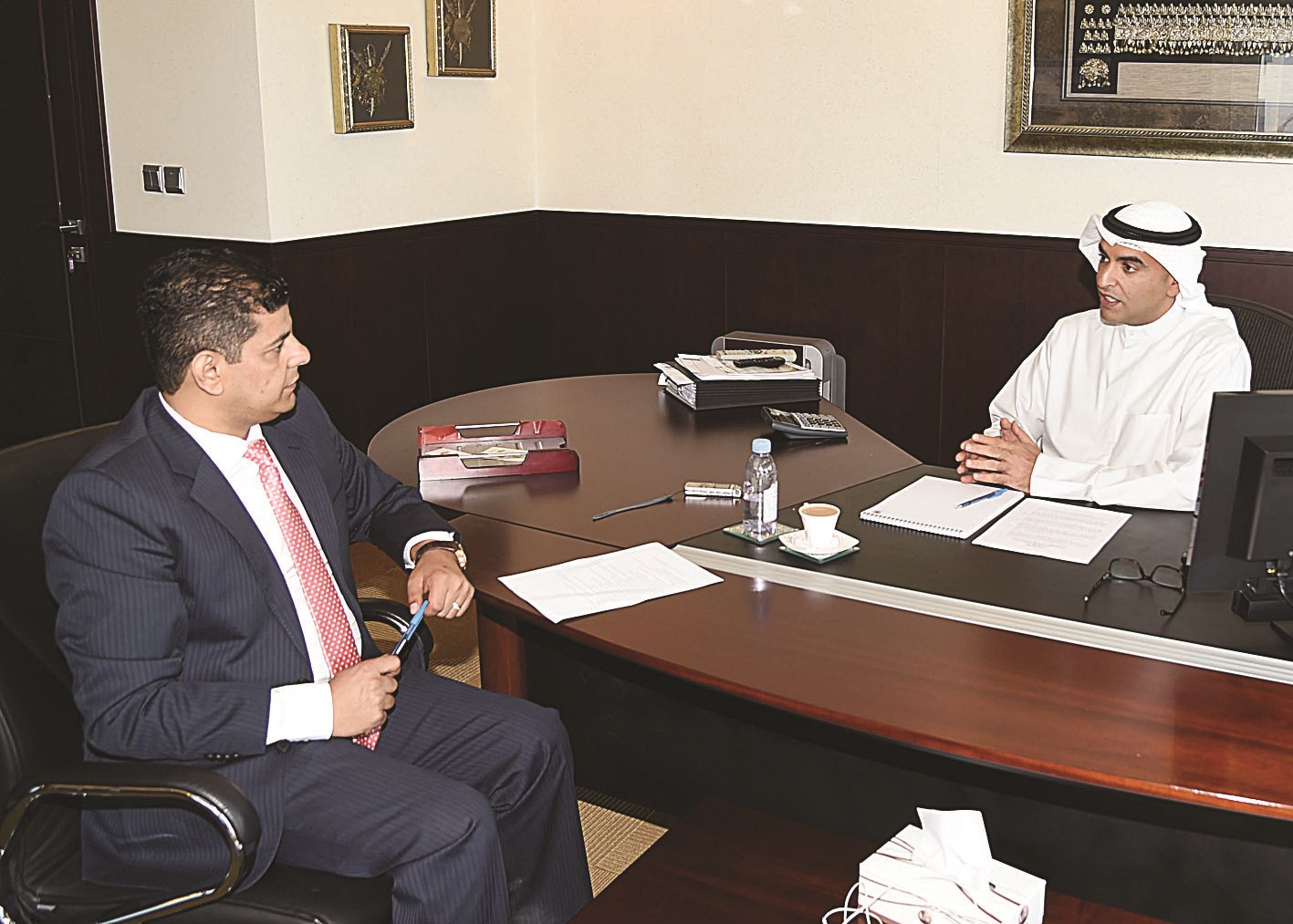 البحر متحدثاً للزميل رضا السناري (تصوير سعد هنداوي)