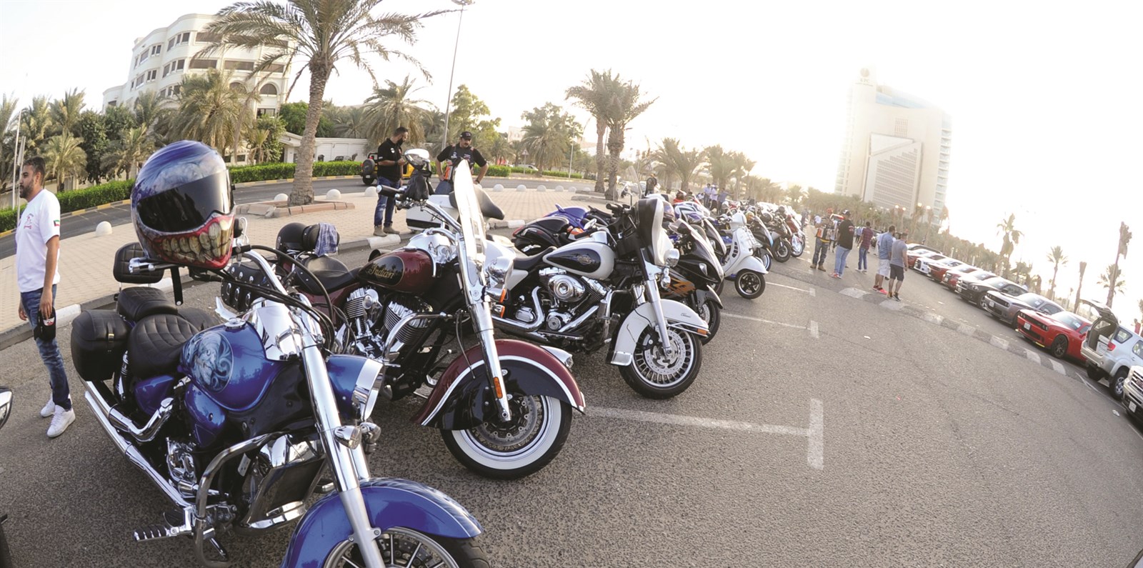 معرض للسيارات والدراجات قبل انطلاق المسيرة