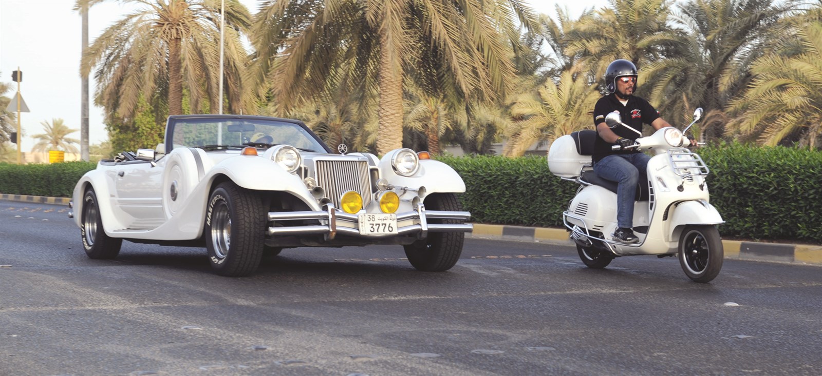 جيلان من الآليات... سيارة تراثية ودراجة