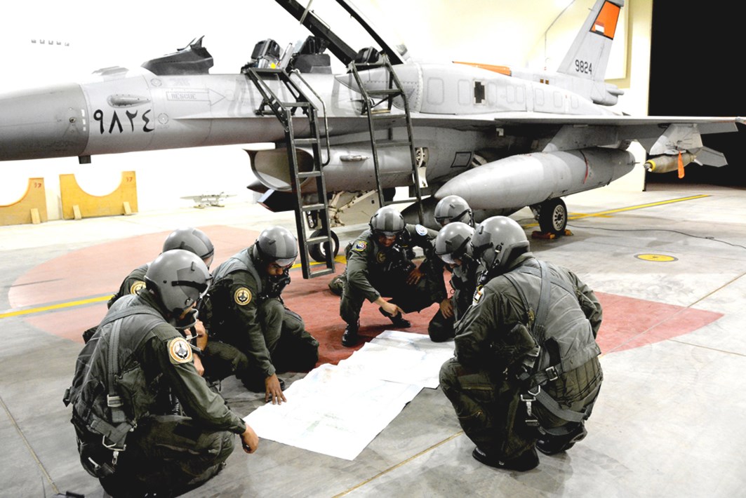 u0637u064au0627u0631u0648u0646 u0645u0635u0631u064au0648u0646 u064au0631u0627u062cu0639u0648u0646 u062eu0631u0627u0626u0637 u00abu0627u0644u0628u0624u0631 u0627u0644u0625u0631u0647u0627u0628u064au0629u00bb u0642u0628u0644 u0642u0635u0641u0647u0627