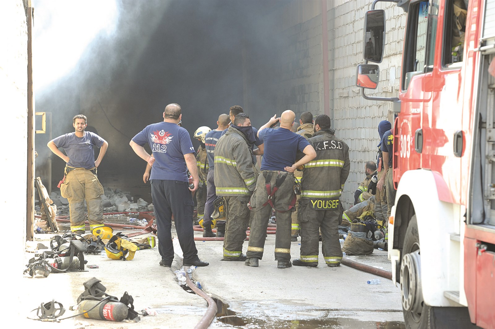 إطفائيون يأخذون قسطاً من الراحة