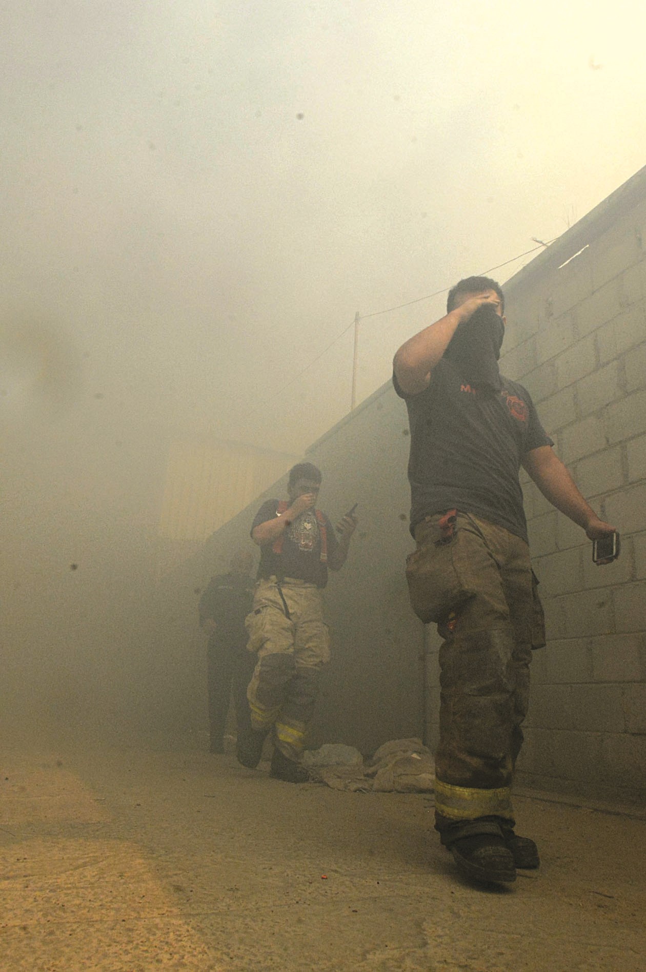 أثر الإجهاد بادٍ على إطفائيين