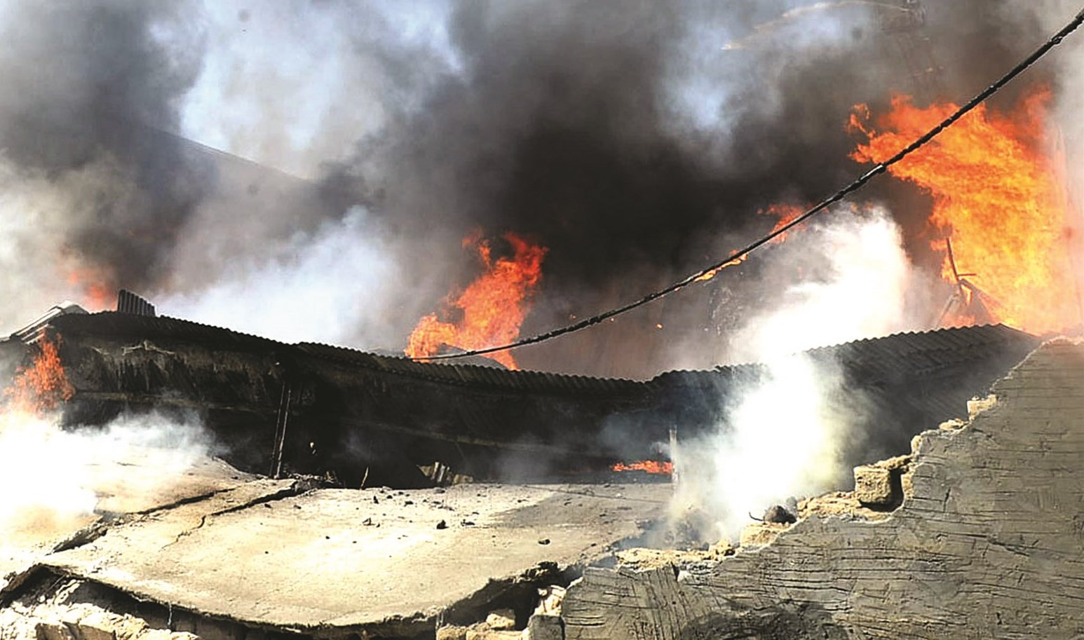 ألسنة اللهب تنبعث من المخازن    (تصوير أسعد عبدالله)